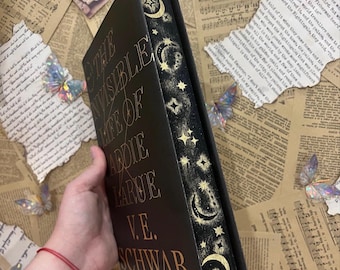 A Vida Invisível de Addie Larue | V.E. Schwab | Personalizado | Bordas com estêncil e bordas pintadas | Adesivos literários e marcador de páginas incluídos