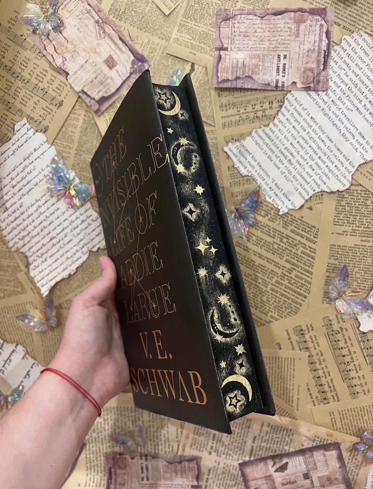 A vida invisível de Addie Larue | V.E. Schwab | Personalizado | Bordas estêncil Bordas pulverizadas | Adesivos de livros e marcador incluídos