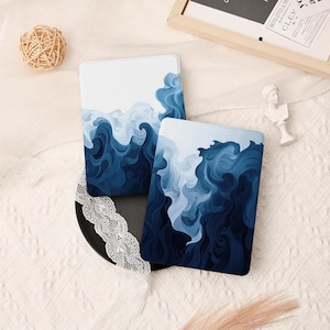 Könnte beinhalten: Ein Set aus drei Keramikbechern mit gesprenkelter, matter Oberfläche. Die Becher sind in Creme-, Hellgrau- und Dunkelgrautönen gehalten. Jeder Becher hat ein schlichtes, minimalistisches Design.