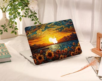 Könnte beinhalten: Ein Laptop mit einer Schutzfolie, die ein impressionistisches Gemälde eines leuchtenden Sonnenuntergangs über einem Sonnenblumenfeld und Wasser zeigt. Das Design kombiniert warme Orange- und Gelbtöne mit tiefblauen Akzenten um das Apple-Logo.