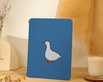 Puede incluir: Una funda para tablet azul con una ilustración de un ganso blanco. El ganso tiene un pico y patas naranjas.
