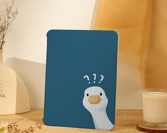 Puede incluir: Una funda para tablet azul con un ganso blanco asomando por el lado derecho. El ganso tiene una expresión de sorpresa con tres signos de interrogación sobre su cabeza.