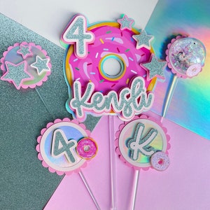 Karton Donut Thema Kuchen und Cupcake Topper Set Personalisierte Name & Alter Donut wachsen Geburtstag Dekorationen Süßigkeiten Party Decor für Kinder