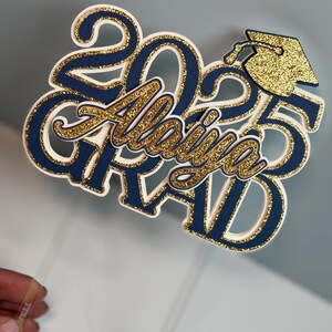 Topper per torta di laurea 2025 / Topper personalizzato con nome del laureato / Decorazione per feste in cartoncino glitterato