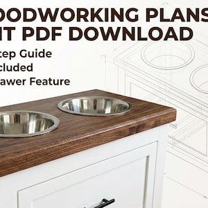 Puede incluir: Un plan de carpintería para un soporte de cuenco para perros. El soporte tiene una tapa de madera oscura con dos cuencos de acero inoxidable, un armario blanco y un cajón de almacenamiento. El plan incluye una guía paso a paso y una lista de corte. Dimensiones: 40.6 cm x 25.4 cm x 50.8 cm.