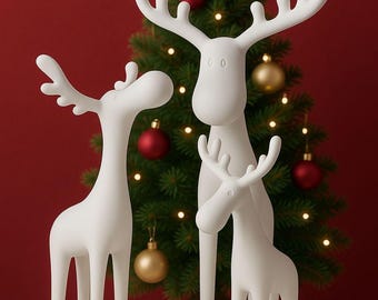 Puede incluir: Tres figuras blancas de renos de diferentes tamaños frente a un árbol de Navidad decorado con adornos rojos y dorados y una estrella. Los renos tienen patas largas y cornamentas, creando una escena festiva.
