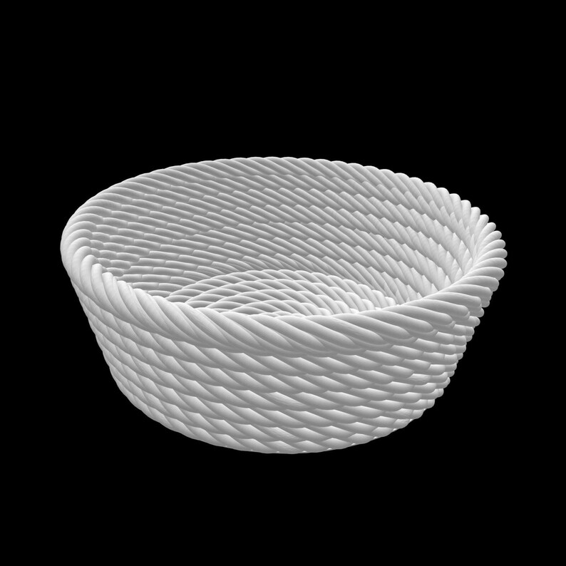 Op de afbeelding: Een witte, ronde mand met een gevlochten touwontwerp. De mand heeft een brede, open bovenkant en een getextureerd oppervlak. De mand staat tegen een zwarte achtergrond.