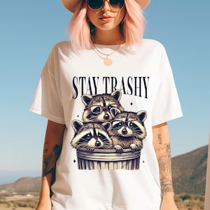 Camisa Stay Trashy, camisetas gráficas engraçadas retrô, camisa de guaxinim, camiseta gráfica meme, presente para amante de guaxinim, camisa gráfica engraçada, camisetas gráficas meme