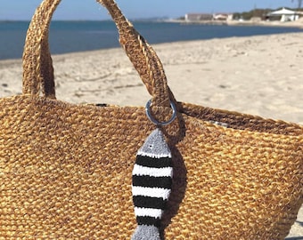 Handgemaakte tasbedel sardine – handgemaakte punchnaald vis sleutelhanger – accessoire kusttextiel