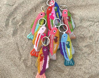 Portachiavi A Forma Di Pesce N2 – Portafortuna In Legno, Ciondolo Pesce Inciso, Regalo Per Pescatore, 5,5 Cm