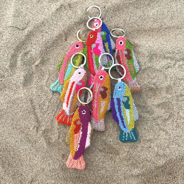 Dije colorido para bolso con forma de sardina con mechones: llavero de pez con aguja perforada hecho a mano en varios colores: accesorio costero de verano.