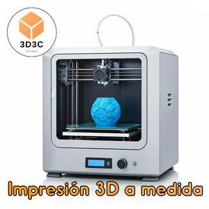 Puede incluir: Una impresora 3D blanca con un objeto azul que se está imprimiendo en su interior. La impresora tiene una pantalla digital y una perilla de control. El texto "Impresión 3D a medida" es visible en la parte inferior de la imagen.