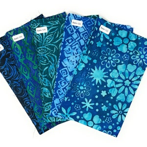 Op de afbeelding: Vijf stofstalen in verschillende tinten blauw en groen met batikpatronen. De stalen zijn gelabeld met de tekst "Batk-126", "Batk-125", "Batk-124", "Batk-123" en "Batk-122".
