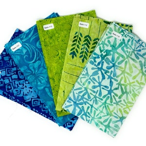 Könnte beinhalten: Fünf Stoffquadrate mit verschiedenen Mustern in Blautönen und Grüntönen. Die Stoffquadrate sind mit dem Text "Batik" und einer Nummer beschriftet.