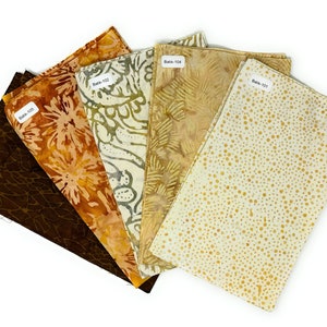 Könnte beinhalten: Sechs Stoffquadrate in verschiedenen Brauntönen, Orange- und Gelbtönen mit unterschiedlichen Mustern. Die Stoffquadrate sind mit "Batik-118", "Batik-103", "Batik-102", "Batik-104", "Batik-101" beschriftet.