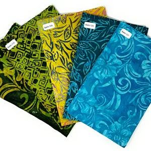 Könnte beinhalten: Vier verschiedene Stoffmuster mit verschiedenen Batik-Mustern. Die Muster sind mit "Batik 112", "Batik 109", "Batik 124" und "Batik 121" beschriftet.