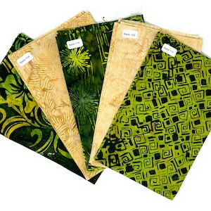 Könnte beinhalten: Fünf Stoffmuster in Grün und Braun mit verschiedenen Mustern. Die Muster sind mit "Batik-117", "Batik-124", "Batik-110", "Batik-103" und "Batik-115" beschriftet.