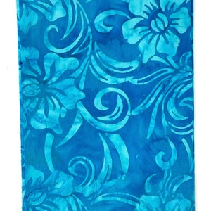 Könnte beinhalten: Ein blauer Stoff mit einem weißen Blumenmuster. Der Stoff hat ein Etikett mit der Aufschrift "Batik-121".