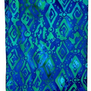 Könnte beinhalten: Ein blauer und grüner Stoff mit einem Rautenmuster. Der Stoff hat ein Batik-Design und der Text "Batik-125" ist auf einem weißen Etikett gedruckt.