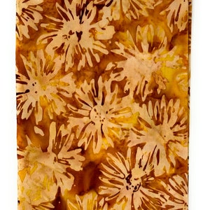 Könnte beinhalten: Ein brauner Stoff mit einem weißen Blumenmuster. Der Stoff hat ein Batik-Design und der Text "Batik-105" ist auf den Stoff gedruckt.