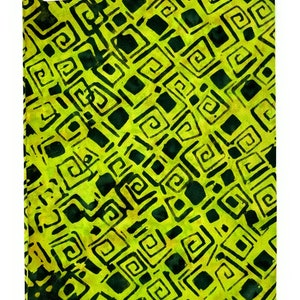 Könnte beinhalten: Grüner Stoff mit einem geometrischen Muster in Schwarz und Weiß. Der Stoff hat ein Batik-Design mit einem sich wiederholenden Muster aus Quadraten und Spiralen. Der Stoff ist mit "Batik-115" gekennzeichnet.