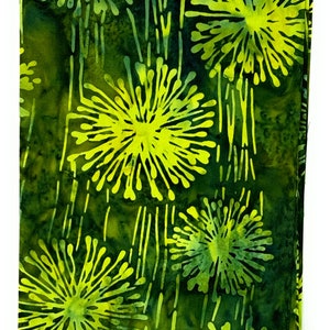 Könnte beinhalten: Grüner Stoff mit einem Batik-Muster aus gelben, stilisierten Blumen. Der Stoff trägt den Aufdruck "Batik-116".