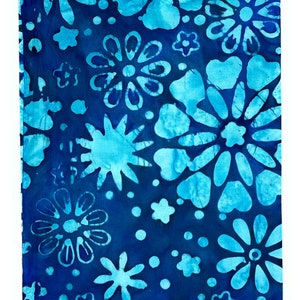 Könnte beinhalten: Blauer Stoff mit einem weißen Batik-Muster aus Blumen und Punkten. Der Stoff trägt den Aufdruck "Batik-122".