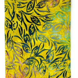 Peut inclure: Tissu jaune avec un motif batik de feuilles bleues et vertes. Le tissu porte l'inscription "Batik-109".