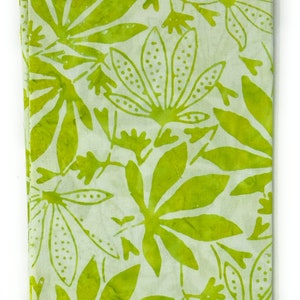 Könnte beinhalten: Grüner und weißer Stoff mit einem Blumenmuster. Der Stoff hat ein Etikett mit der Aufschrift "Batik-110".