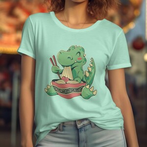 Camiseta con dibujo de dinosaurio sorbiendo ramen: camiseta con un dibujo animado peculiar para entusiastas de la comida y amantes del humor