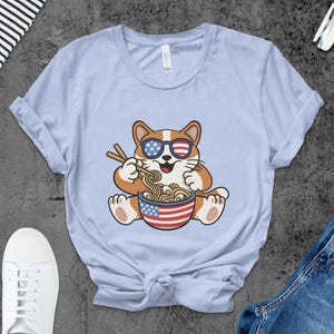 Maglietta con gatto patriottico con occhiali da sole che mangia ramen per gli amanti degli anime e della buona cucina Maglietta con occhiali da sole con bandiera americana e simpatico gatto che mangia ramen
