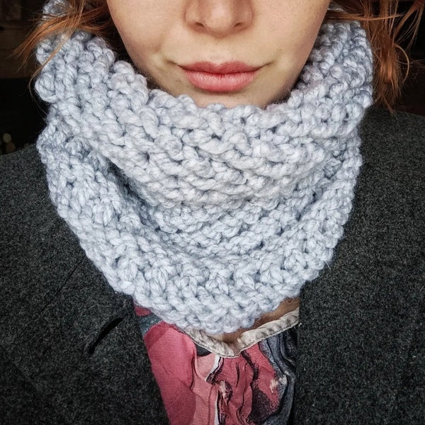 Snood/Tour de cou 'Iris' ciel gris/tricoté à la main - côtes 2x2 spirale