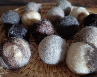 Tovad boll tillverkad av 100% rustik, lokal ull - Handtovad med nål