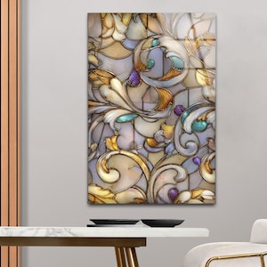 Könnte beinhalten: Ein rechteckiges Buntglasfenster mit einem aufwendigen floralen Design. Das Kunstwerk zeigt wirbelnde Muster in Gold-, Weiß-, Türkis-, Lila- und Orangetönen und schafft ein lebendiges und dekoratives Stück. Das Panel ist an einer Wand montiert.