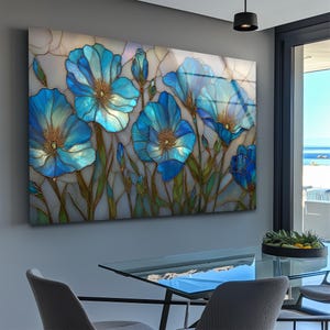 Arte mural de vidrio con flores azules: Impresión botánica estilo vitral