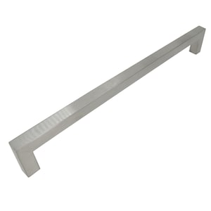 Può includere: Una maniglia per mobili in acciaio inossidabile spazzolato. La maniglia è rettangolare con un'estremità quadrata ad angolo retto su ciascun lato. L'hardware è di colore argento neutro ed è progettato per l'uso su armadi e cassetti.
