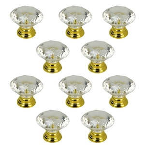 Un ensemble de 10 élégants boutons de meubles argentés en forme de diamant – l'accessoire parfait pour des intérieurs glamour.