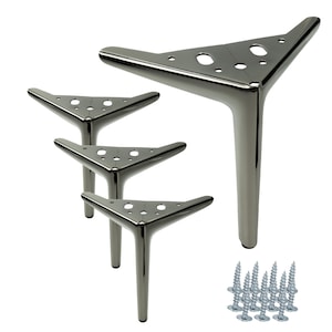Peut inclure: Ensemble de quatre pieds de meubles en métal noir avec une base triangulaire et une pointe pointue. Les pieds mesurent environ 15 cm de haut et sont livrés avec des vis pour l'installation.