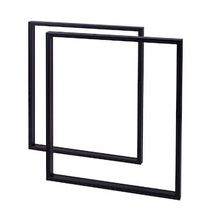 Può includere: Due gambe per tavolo in metallo nero di forma quadrata, su sfondo bianco. Le gambe sono realizzate in metallo robusto e hanno un design minimalista. Le gambe sono progettate per sostenere un piano del tavolo.