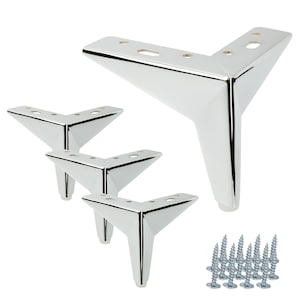 Könnte beinhalten: Satz mit vier Möbelbeinen aus verchromtem Stahl in dreieckiger Form. Jedes Bein hat drei Montagebohrungen und wird mit Schrauben zur Installation geliefert.