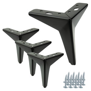 Könnte beinhalten: Satz mit vier schwarzen Möbelbeinen aus Metall in dreieckiger Form mit einer spitzen Spitze. Die Beine sind so konzipiert, dass sie an Möbelstücke wie Sofas, Tische oder Stühle angebracht werden können. Das Set enthält auch Schrauben für die Montage.