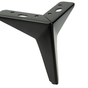 Op de afbeelding: Zwart metalen meubelpoot met een driehoekige vorm en een puntige punt. De poot heeft meerdere montagegaten.