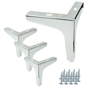 Può includere: Set di quattro gambe per mobili cromate con un design moderno e angolato. Include un set di viti argentate per una facile installazione. Le gambe sono alte circa 15 cm.