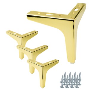 Peut inclure: Ensemble de quatre pieds de meubles en métal doré de forme triangulaire. Chaque pied a un trou de vis en haut et un pied en caoutchouc en bas. L'ensemble comprend également un paquet de vis.