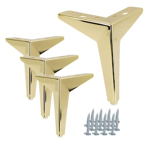 Puede incluir: Juego de cuatro patas de mueble doradas, triangulares, con acabado pulido. Las patas están anguladas y tienen un diseño moderno. Incluye un juego de tornillos plateados para la instalación. Las patas midem aproximadamente 15 cm de alto.