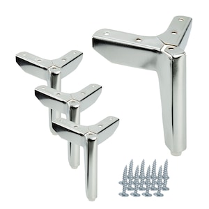Puede incluir: Un juego de cuatro patas de mueble plateadas y anguladas con un diseño de tres puntos. Las patas se muestran con un juego de tornillos plateados, listos para la instalación. Las patas tienen una estética moderna y minimalista.