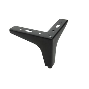 Peut inclure: Pied de meuble en métal noir de forme triangulaire avec un fond arrondi. Le pied comporte plusieurs trous pour le montage.