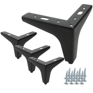 Puede incluir: Conjunto de cuatro patas de muebles de metal negro con forma triangular y un ángulo de 90 grados. Las patas miden 15 cm de alto y vienen con tornillos para la instalación.