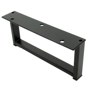 Könnte beinhalten: Schwarze Metalltischbeine mit einer rechteckigen Oberseite und drei Löchern. Die Beine sind quadratisch und haben ein schlichtes Design.