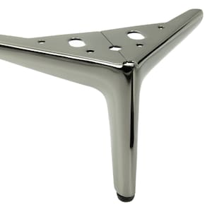 Può includere: Una gamba per mobili in metallo argentato con una base triangolare e una singola gamba appuntita. La gamba ha una finitura liscia e lucida e una punta in gomma nera.